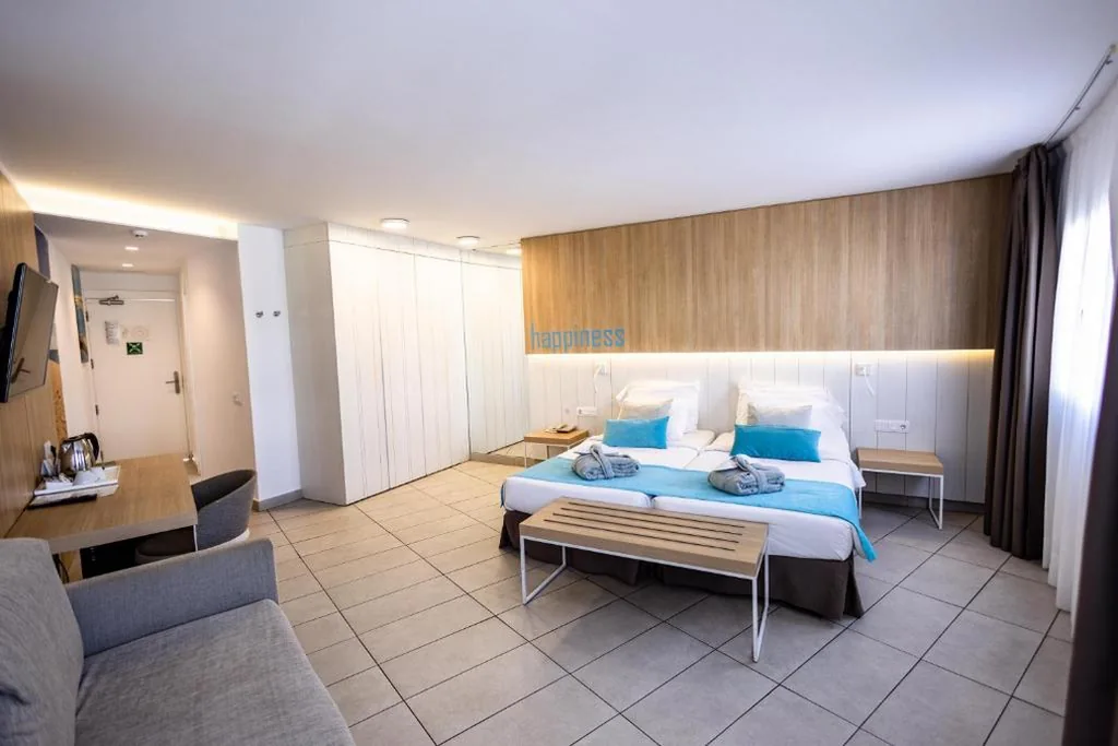 Superior-Zimmer mit Balkon und seitlichem Meerblick — Servatur Playa Bonita