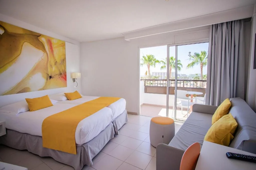 Camera doppia con balcone — Servatur Waikiki