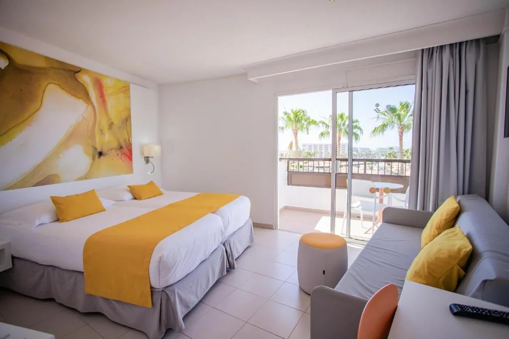 Camera doppia con balcone — Servatur Waikiki