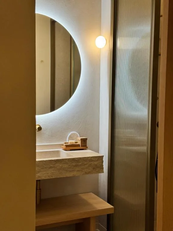 Suite con cama grande — Seven By Bussacs