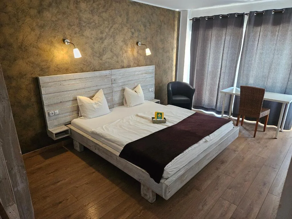 Camera doppia Deluxe con vista laterale sul mare — SEVEN Hostal