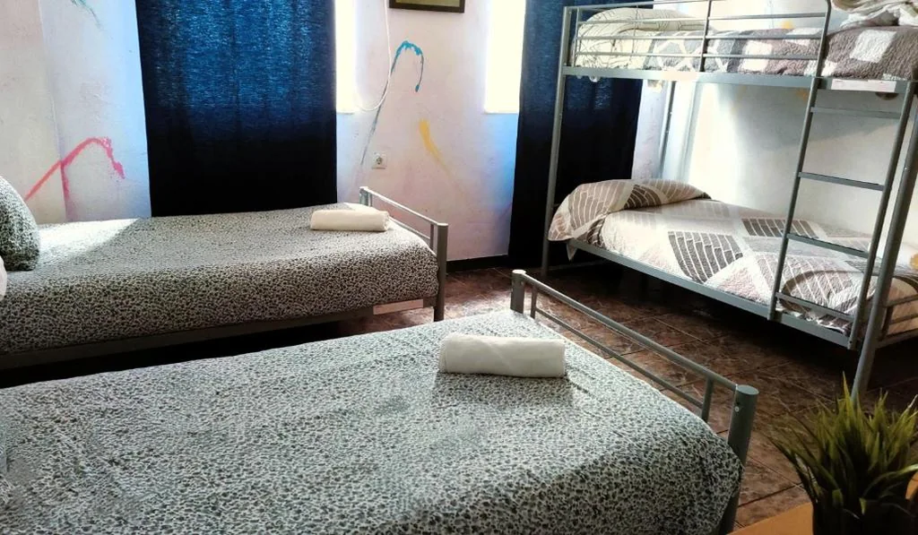 Habitación Cuádruple con baño privado — SevillaDream