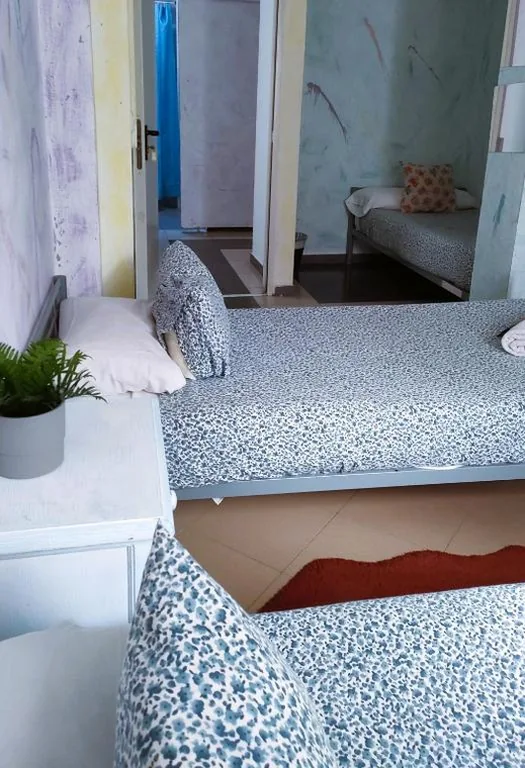 Habitación Triple Básica con baño compartido — SevillaDream