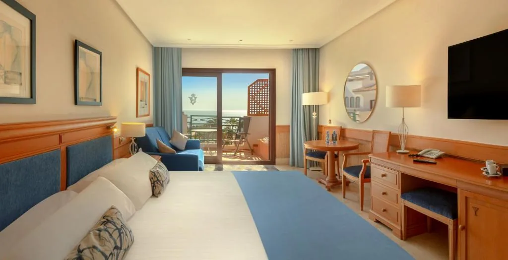 Camera Doppia con vista mare - 1 o 2 letti (2 adulti + 2 bambini) — SH Villa Gadea