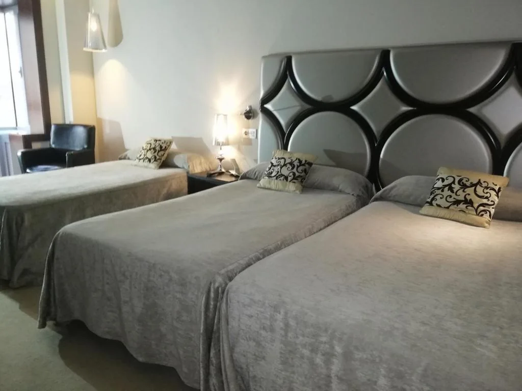Doppelzimmer mit Zustellbett (2 Erwachsene + 1 Kind) — Silken Axis Vigo