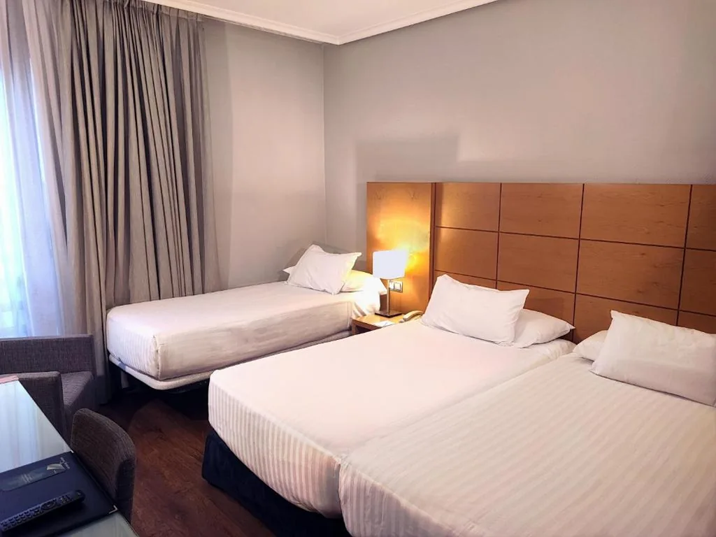 Standaard Tweepersoonskamer met Extra Bed — Silken Ciudad de Vitoria