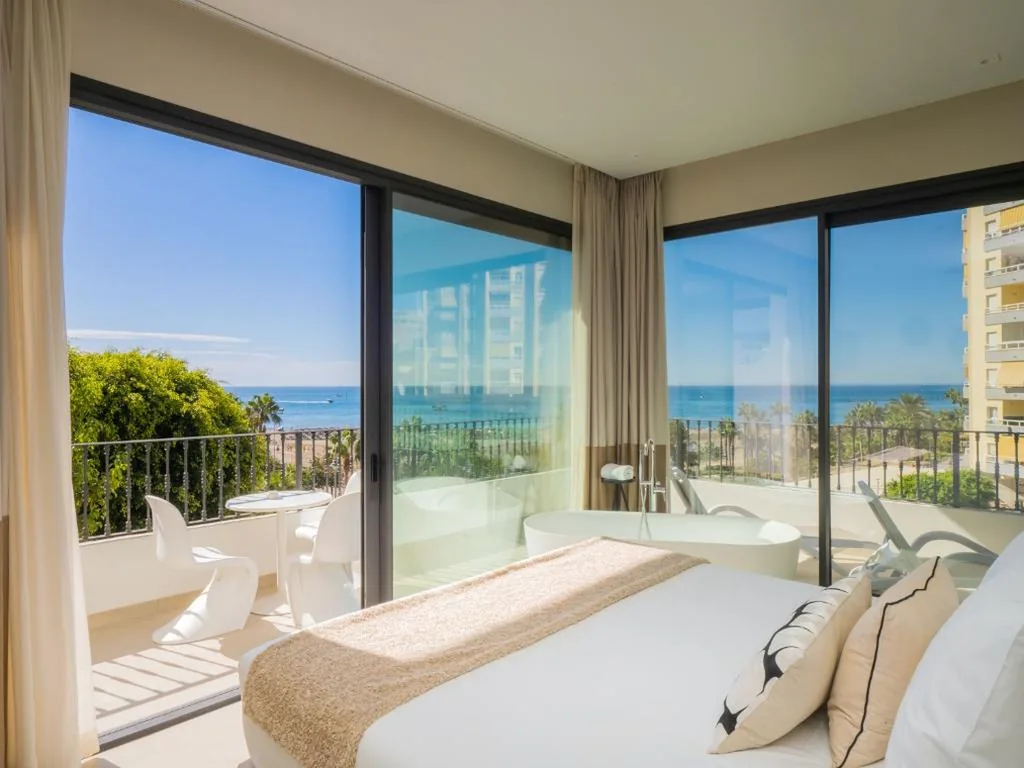 Deluxestudio met terras en uitzicht op zee — Silken Comfy Studios Hotel