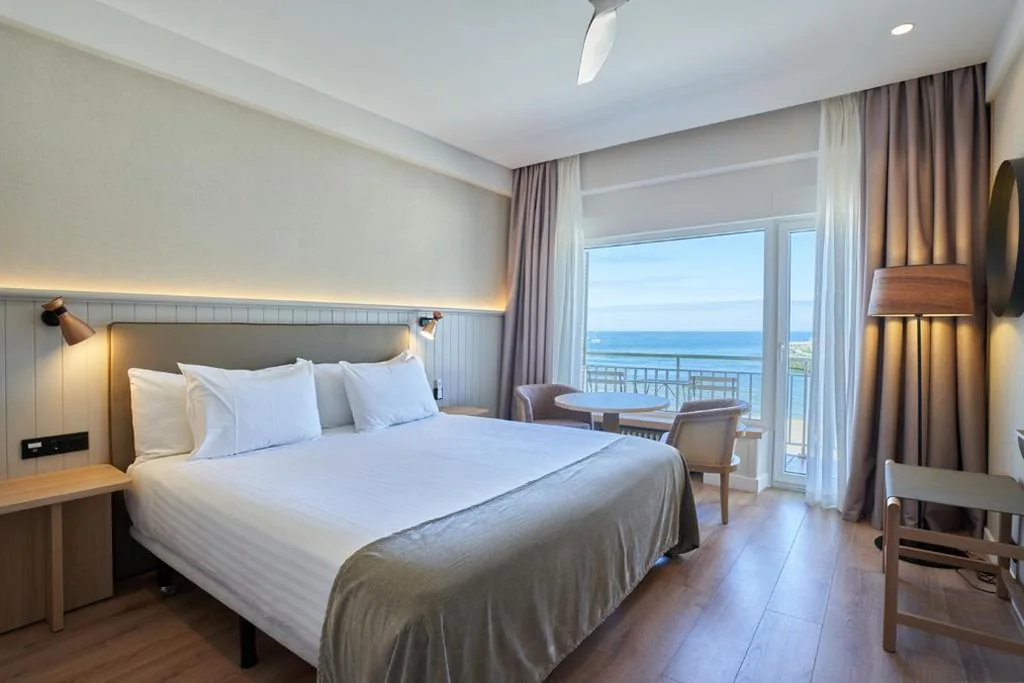 Habitación Superior con balcón y vistas al mar — Silken Gran Hotel del Sella
