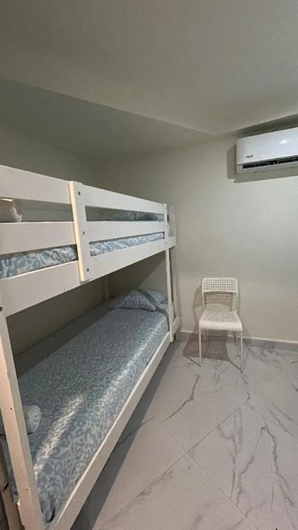 Camera quadrupla con bagno privato esterno — SIMPL hostel Oquendo