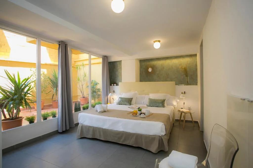 Doppelzimmer mit Terrasse — SingularStays Botanico 29 Rooms