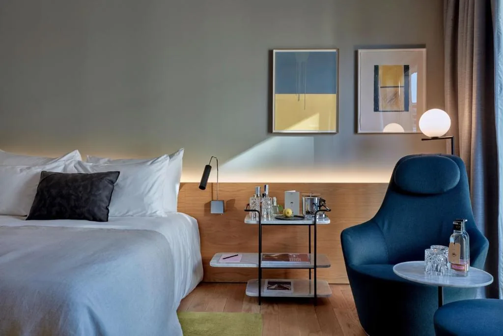 Deluxe tweepersoonskamer - 1 of 2 bedden — Sir Victor Hotel, part of Sircle Collection