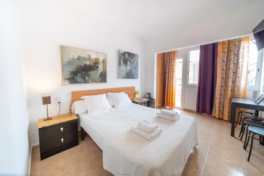 Camera matrimoniale con balcone — Sitges Beach Hostal