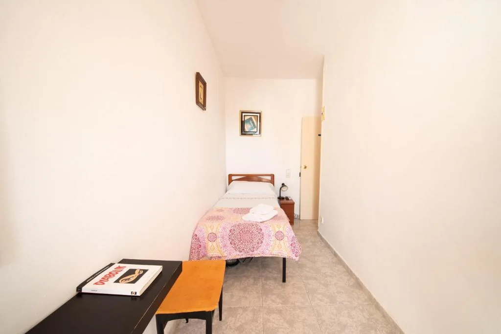 Camera singola con balcone — Sitges Beach Hostal