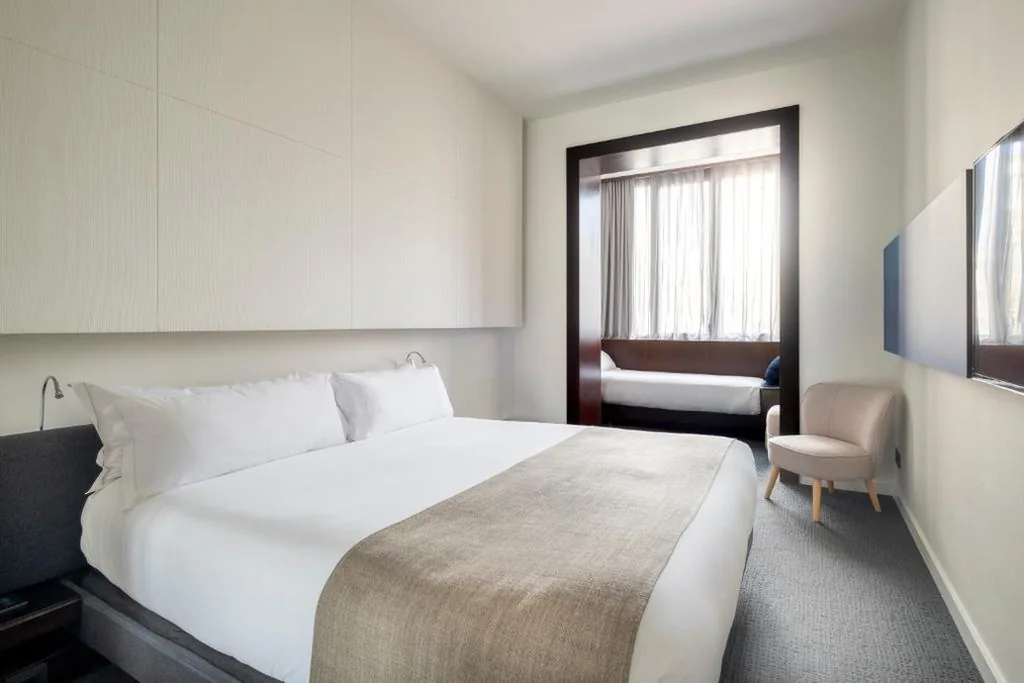 Habitación Doble con cama supletoria — Sixtytwo Hotel