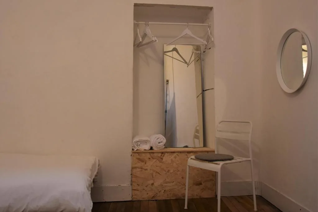 共用バスルーム付きダブルルーム・シングルベッド2台 — Slow City Hostel Pontevedra