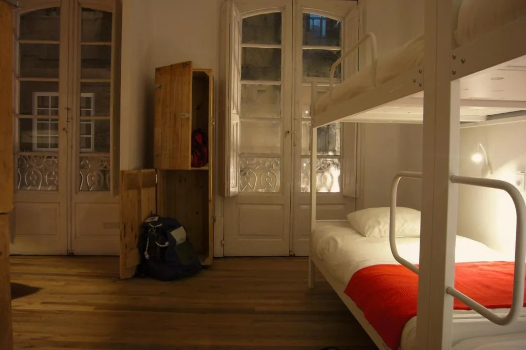 男女共用ドミトリーの二段ベッド — Slow City Hostel Pontevedra