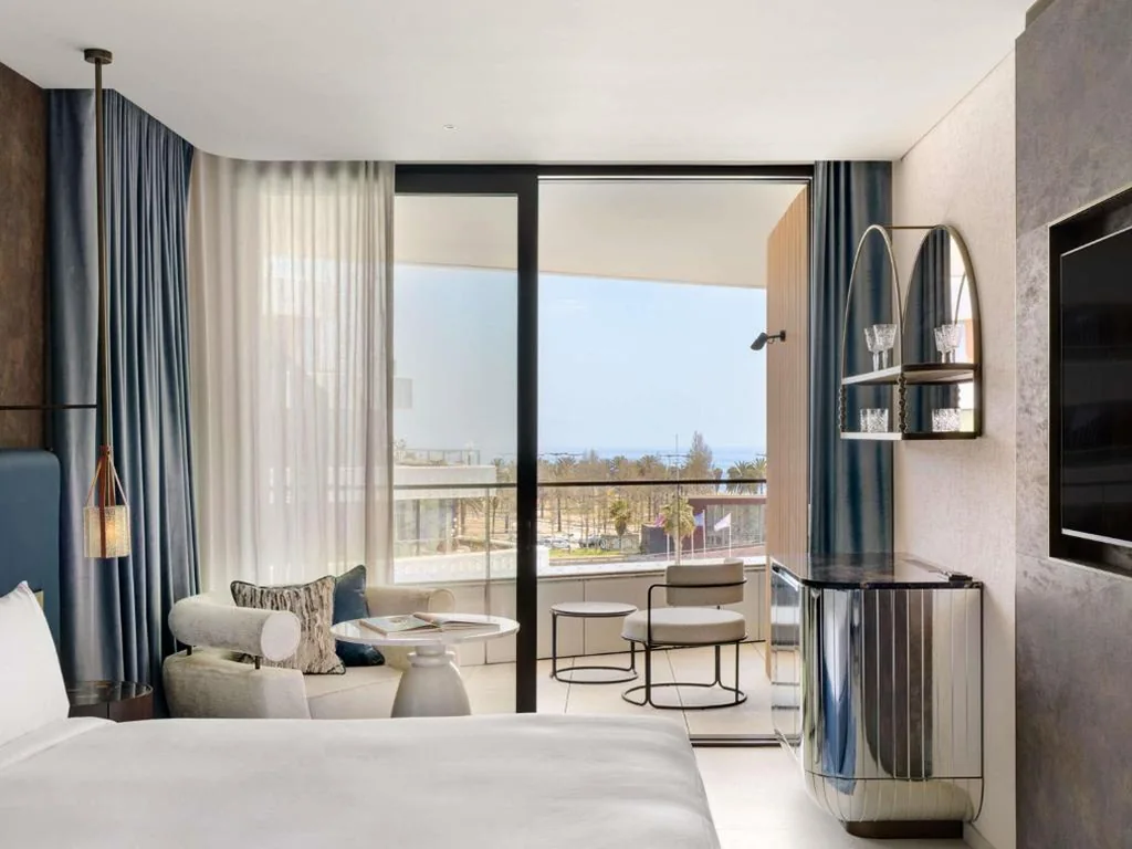 Zimmer Captivate mit Blick auf den Yachthafen - extra großes Doppelbett — SLS Barcelona