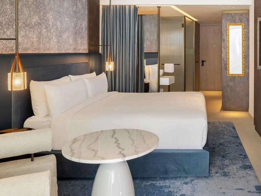 Zimmer Delight mit Poolzugang - extra großes Doppelbett — SLS Barcelona