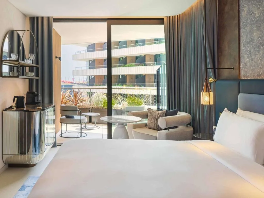 Zimmer Delight mit extra großem Doppelbett — SLS Barcelona