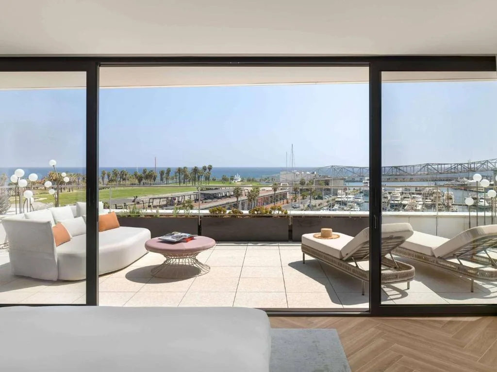 Suite Luxuriate mit Blick auf den Yachthafen — SLS Barcelona