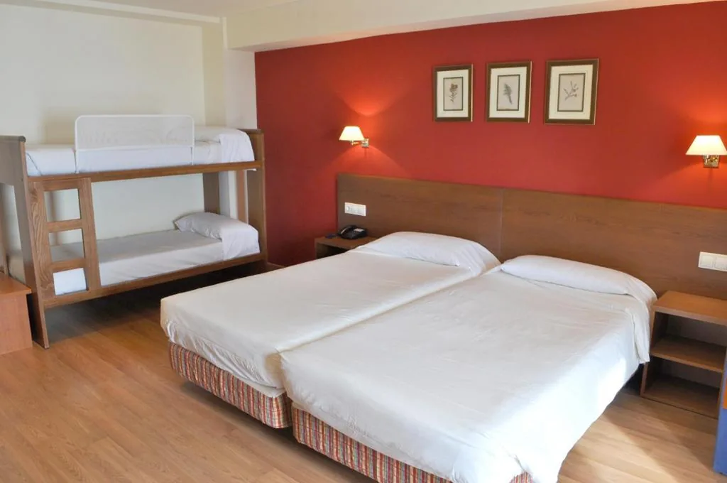 Habitación Cuádruple (2 adultos + 2 niños) — SNÖ Hotel Candanchú