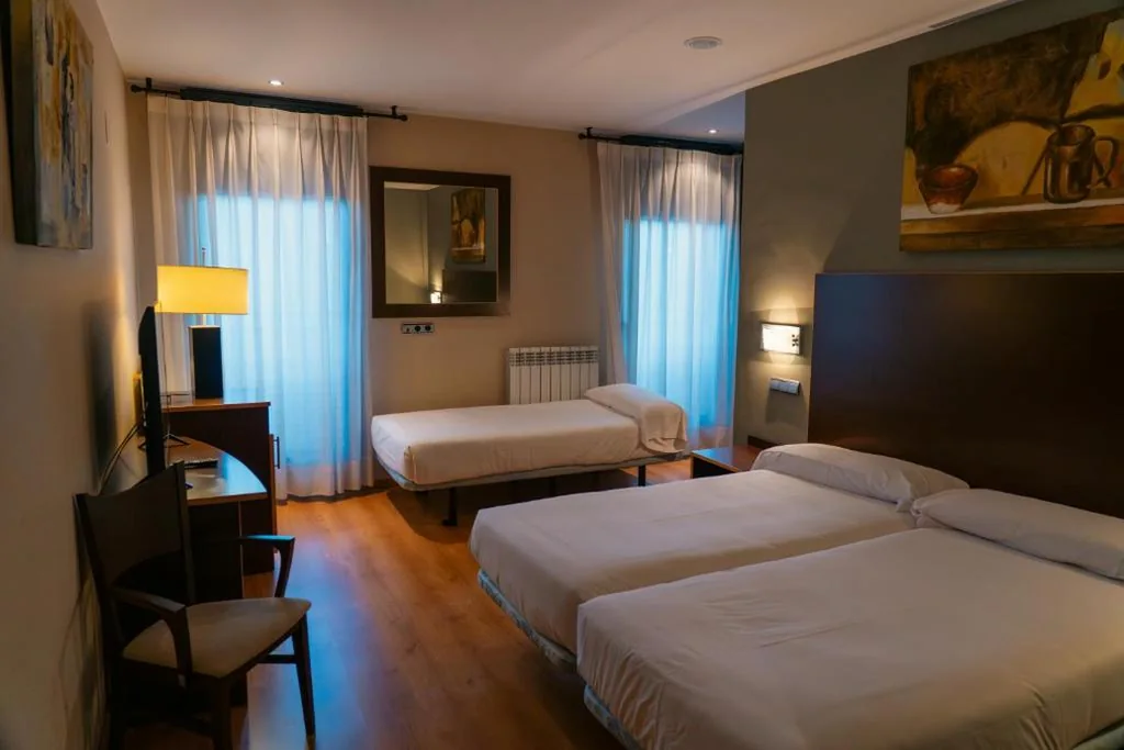 Habitación Triple — SNÖ Hotel Ciudad de Sabiñánigo