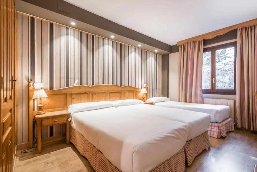 Quarto Triplo (2 adultos + 1 criança) — SNÖ Villa de Sallent 3