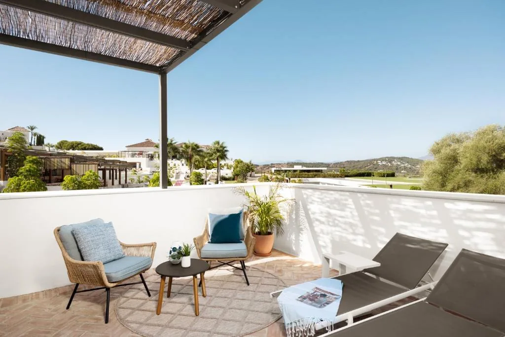 SO LOFTY con zona de estar y terraza - 1 cama extragrande — SO Sotogrande Spa and Golf Resort Hotel Costa del Sol