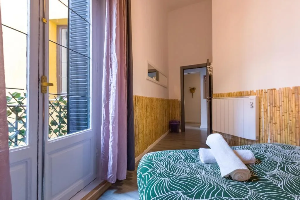 带阳台的双人间 — Social - Coliving & Coworking - Madrid