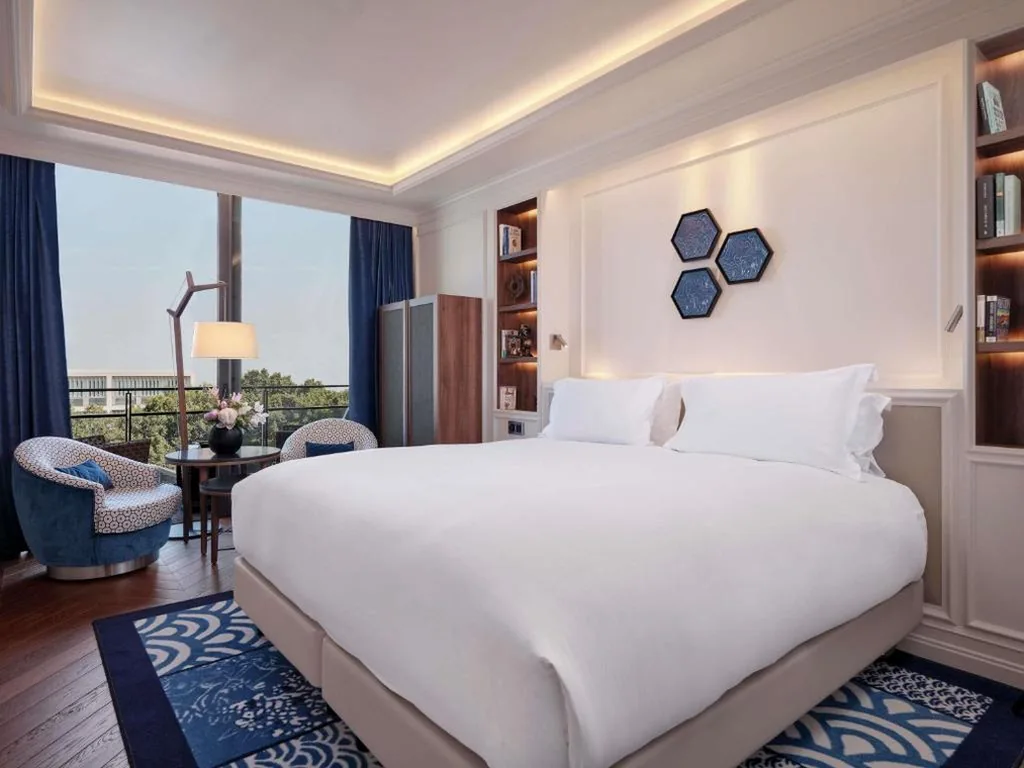 Habitación Doble de lujo con balcón y vistas al jardín — Sofitel Barcelona Skipper