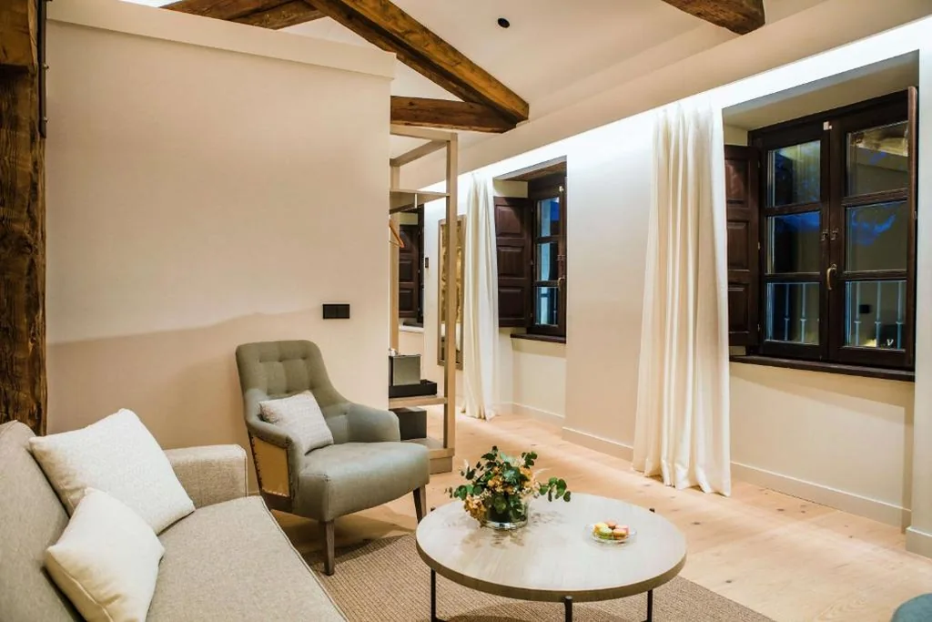 Suite avec très grand lit double et canapé-lit — Sofraga Palacio