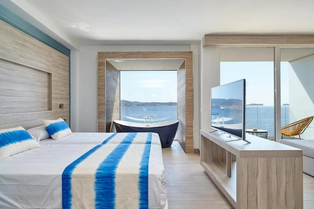 Suite con vistas al mar y bañera de hidromasaje — Sol Bahía Ibiza Suites