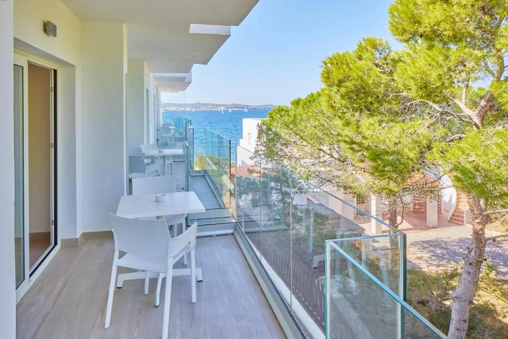 Suite con vistas laterales al mar — Sol Bahía Ibiza Suites