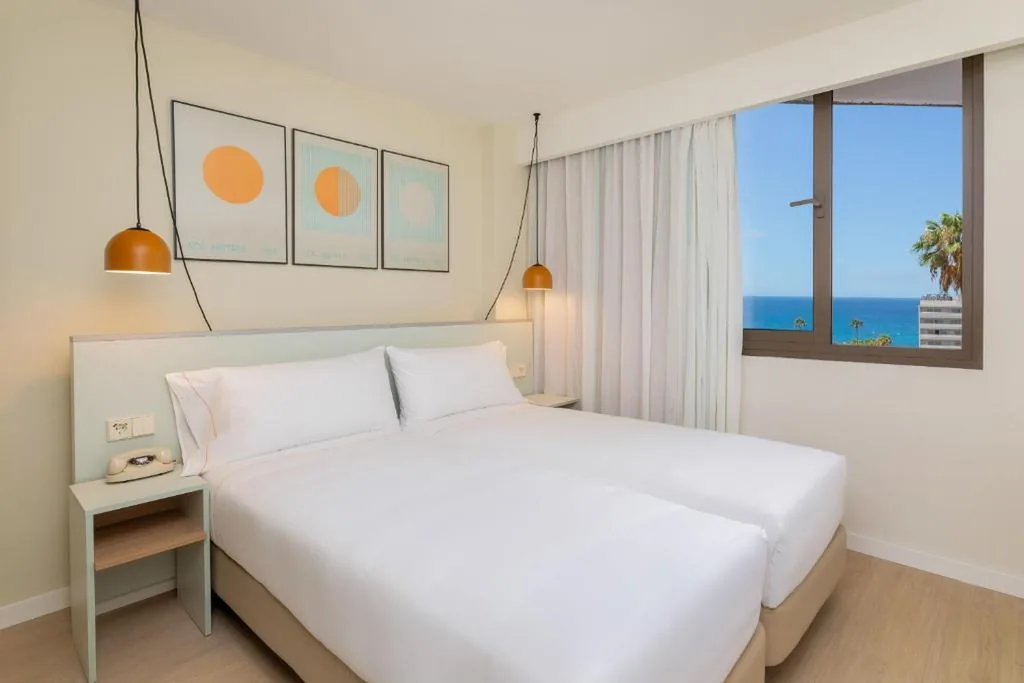 Quarto Sol com sala de estar e vista para o mar (2+2) — SOL by Meliá Arona Tenerife