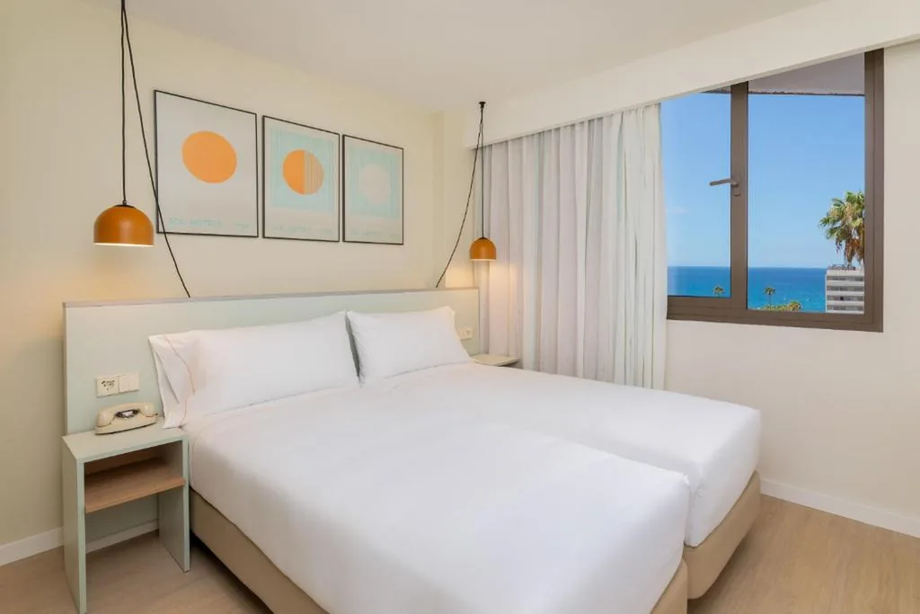 Quarto Sol com sala de estar e vista para o mar — SOL by Meliá Arona Tenerife