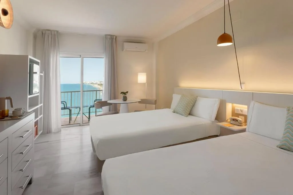 正面に海の景色を望むスーペリアダブルルーム・ツインベッド — SOL by Meliá Málaga Guadalmar