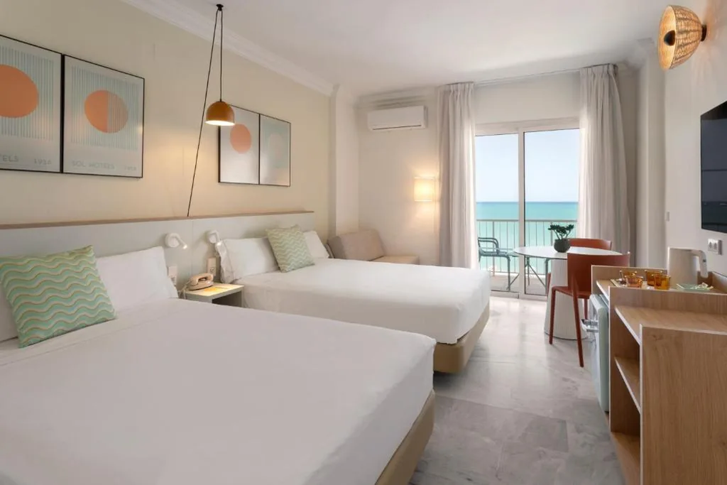 正面に海の景色を望むSolルーム — SOL by Meliá Málaga Guadalmar