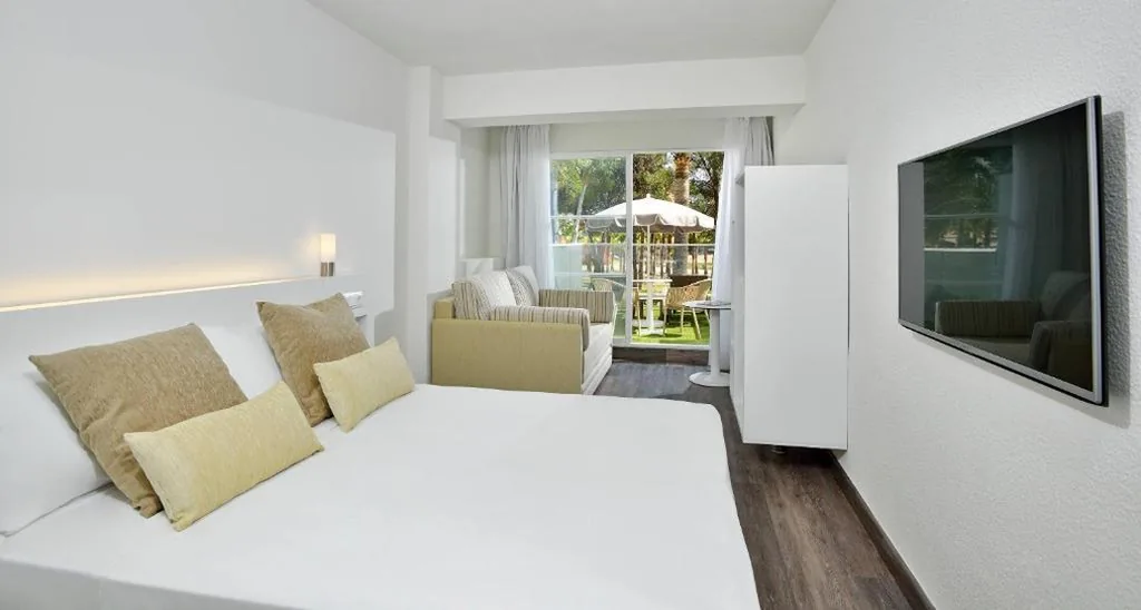 Camera Familiare con terrazza solarium — SOL by Meliá Palmanova Mallorca