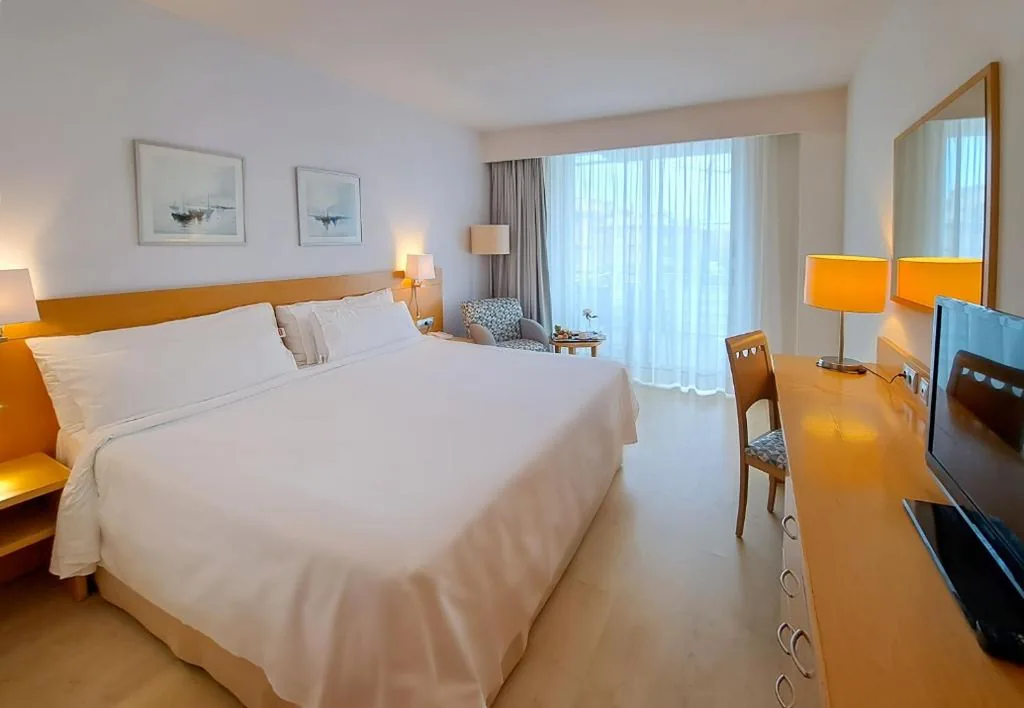 Chambre Familiale communicante avec vue sur la piscine — SOL by Meliá Port Cambrils