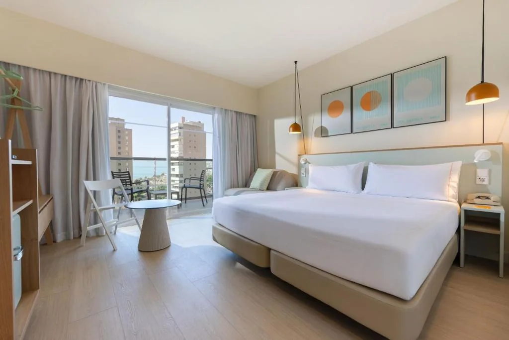 Habitación Superior con vistas laterales al mar — SOL by Meliá Príncipe