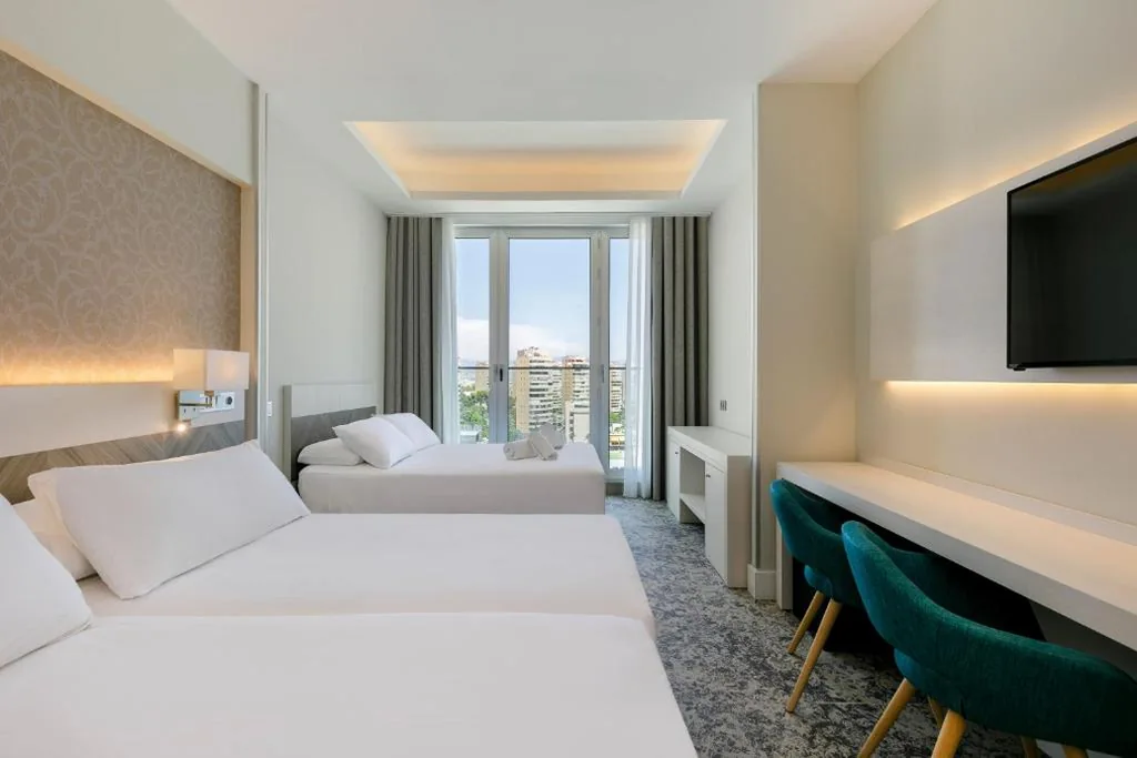 Quarto Familiar (3 adultos) — SOL by Meliá Torremolinos Don Pablo