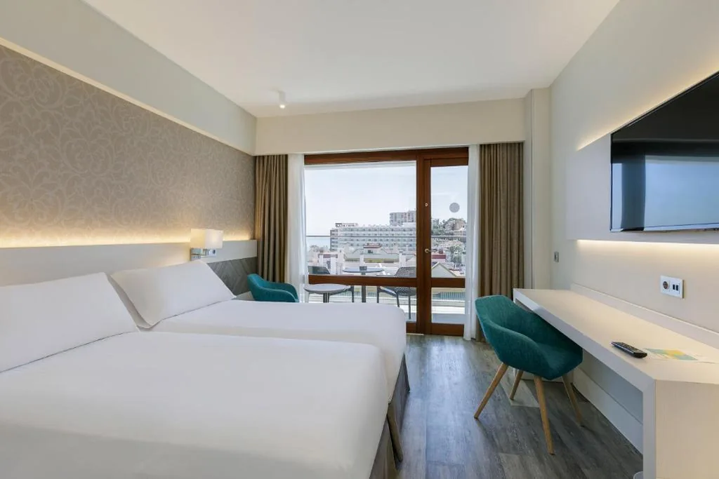 Quarto Superior com vista lateral para o mar — SOL by Meliá Torremolinos Don Pablo