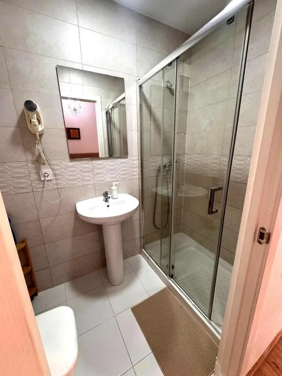 Camera doppia con bagno privato — Sol House Madrid