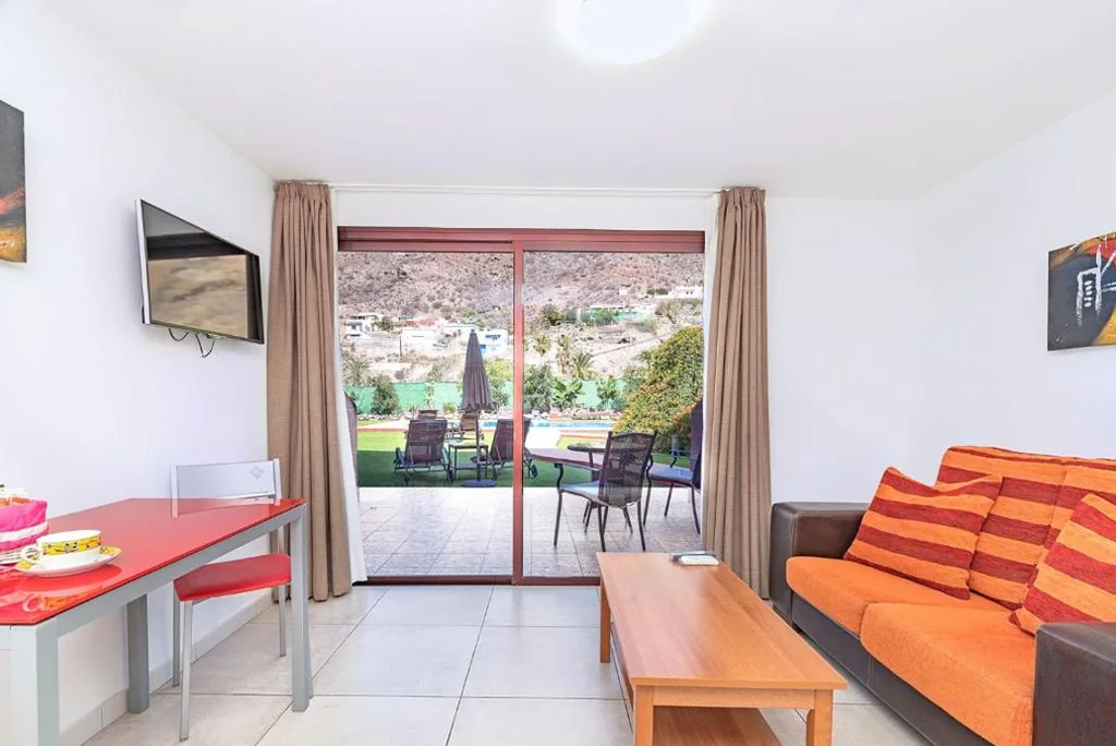 Apartamento con terraza y vistas a la piscina — Sol Mogan Suites - Adults Only