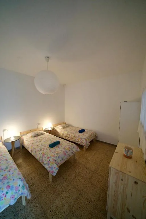 Posto letto in dormitorio misto condiviso con 3 letti e bagno in comune — Sol y Mar Surf Camp