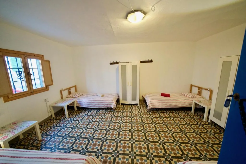 Posto letto in dormitorio misto condiviso con 4 letti e bagno in comune — Sol y Mar Surf Camp