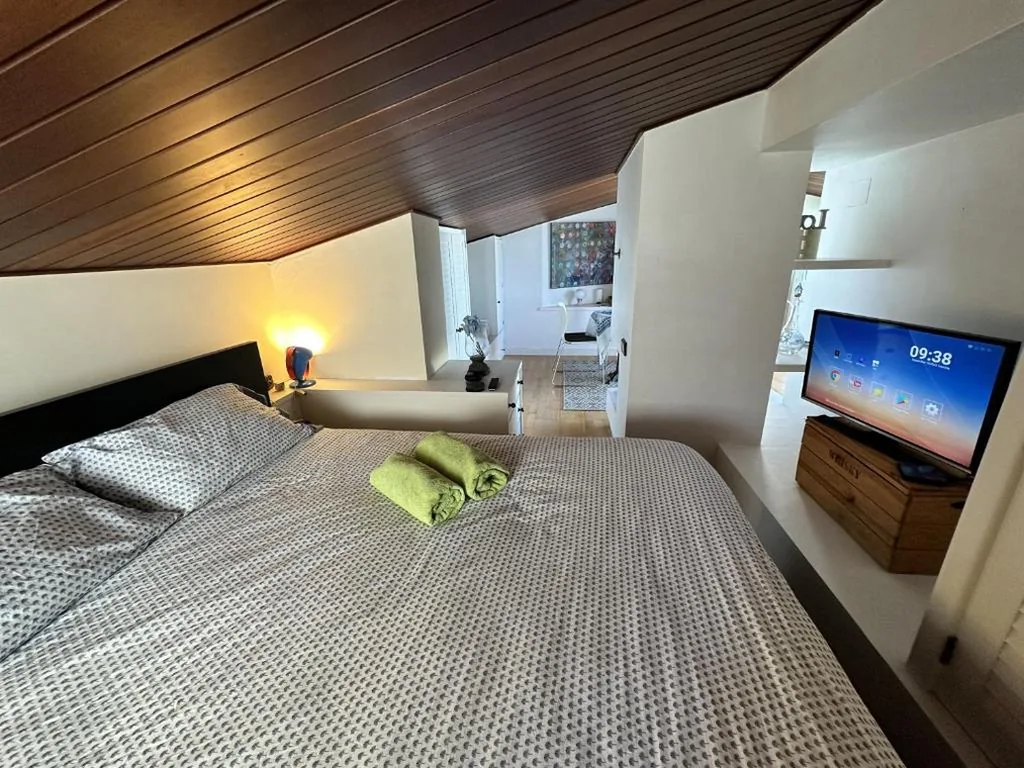 Habitación Doble Deluxe con balcón y vistas al mar — Solo Atico Guest Suites