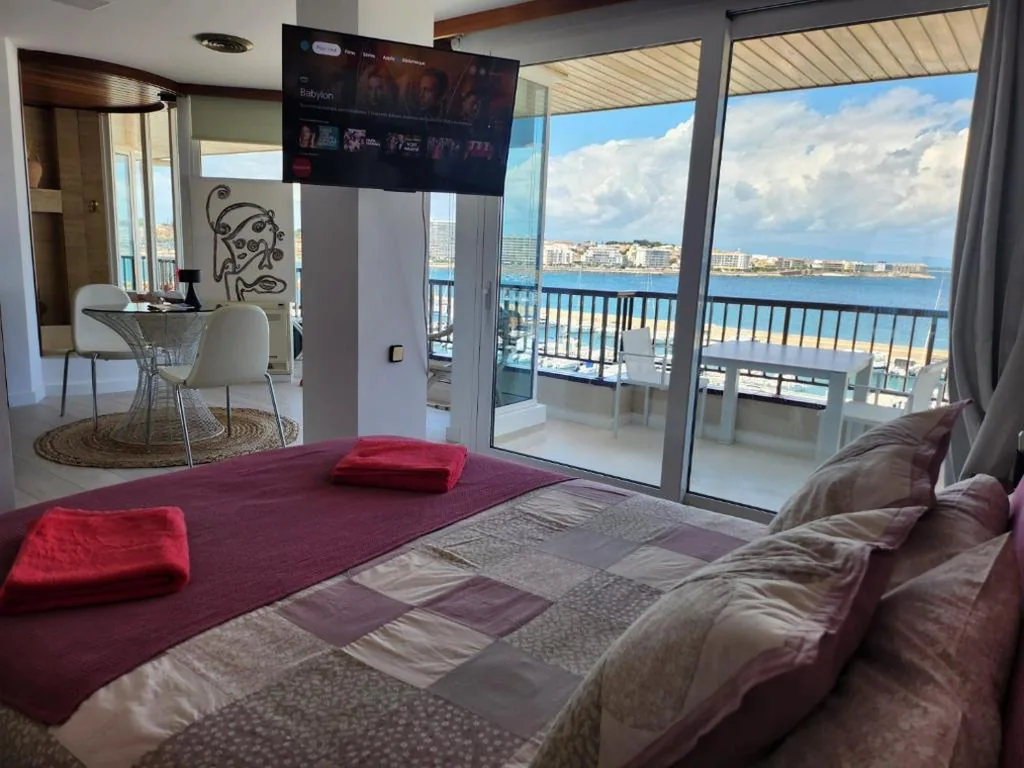 Habitación Doble Deluxe con balcón y vistas al mar — Solo Atico Guest Suites