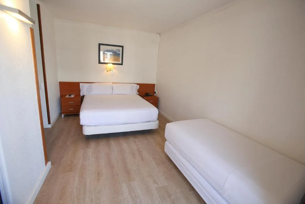 Chambre triple avec vue latérale sur la mer — Solvi Hotel - Adults Only