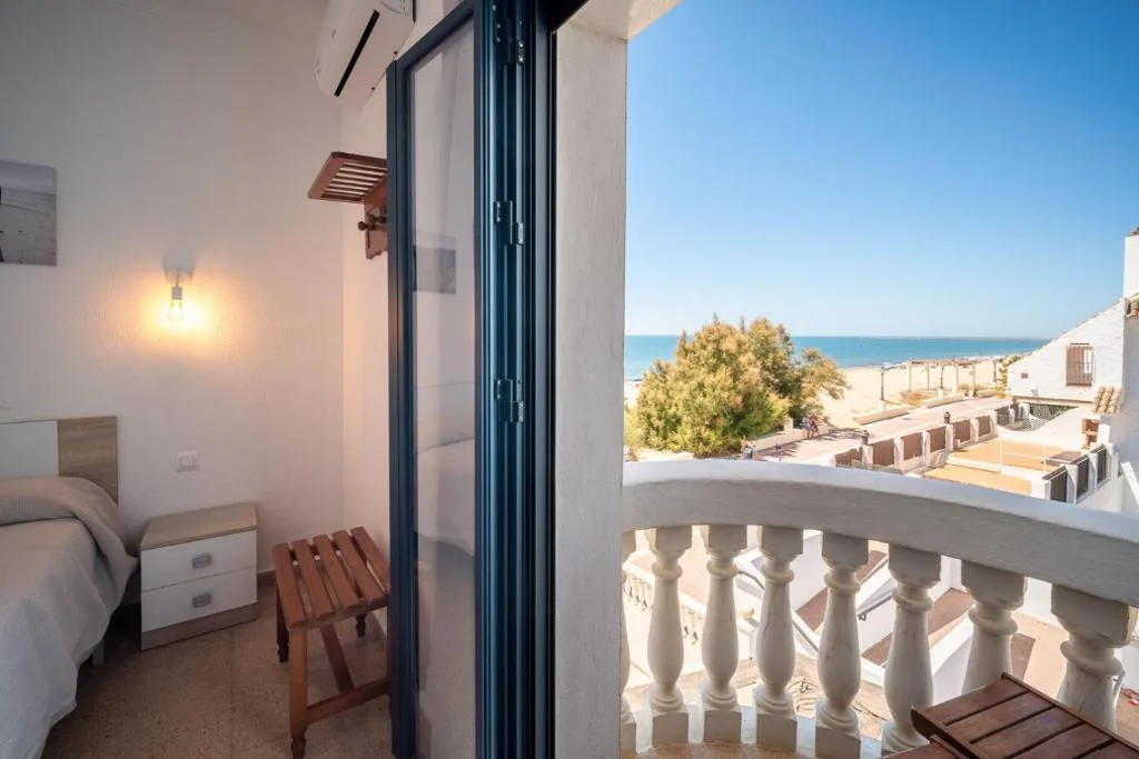 Habitación individual con cama de matrimonio o dos camas con vista parcial al mar — Solymar